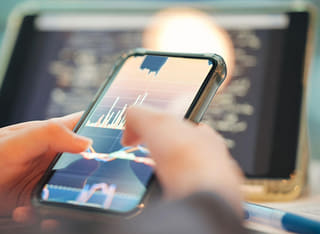 Inversor revisando el proceso transparente para retirar y transferir fondos